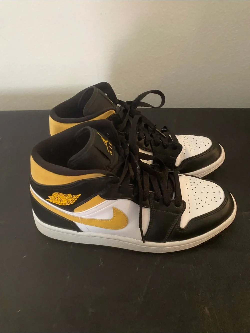 Air Jordan 1 Mid 'Black University'